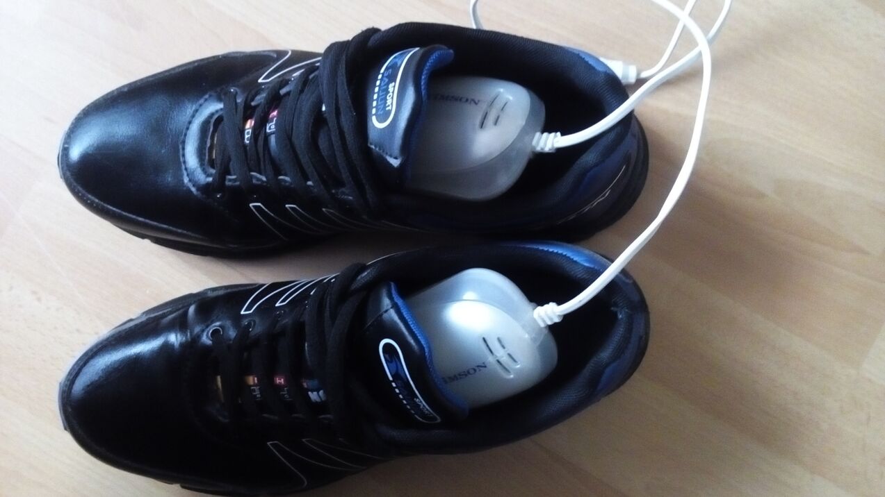 Dispositivo para desinfectar zapatos contra hongos.