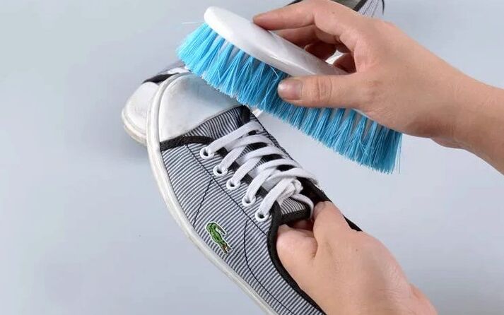 limpiar zapatos para hongos en las uñas